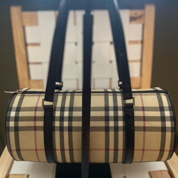 Authentic Burberry barrel bag $2000 - Picture 2 of 12
